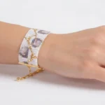 دستبند میوکی عریض طرح انتزاعی بنفش روی مچ دست