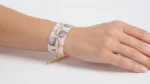 دستبند میوکی عریض طرح انتزاعی بنفش روی مچ دست