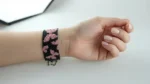 دستبند میوکی عریض طرح پروانه صورتی روی مچ دست