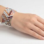 دستبند میوکی عریض طرح هندسی قبیله‌ای روی مچ دست