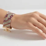 دستبند میوکی عریض طرح موج صورتی روی مچ دست