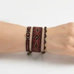 ست دستبند میوکی قرمز مشکی طرح هندسی روی مچ دست