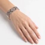 دستبند میوکی طرح پوست مار بسته شده روی مچ دست با زنجیر طلایی