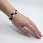 دستبند میوکی عریض طرح هندسی مشکی و خاکستری روی مچ دست