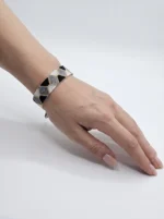 دستبند میوکی عریض طرح هندسی مشکی و خاکستری روی مچ دست