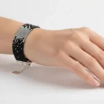 دستبند میوکی عریض طرح گرادیان مشکی نقره‌ای روی مچ دست