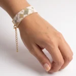 دستبند میوکی عریض طرح انتزاعی سبز و بژ روی مچ دست