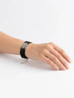 دستبند میوکی عریض طرح گرادیان مشکی نقره ای روی مچ دست